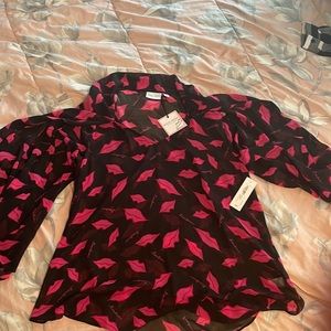 Black blouse with pink lips